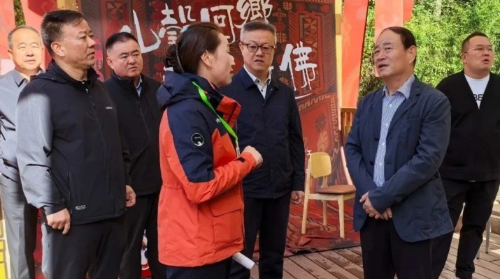 9月24日，集團(tuán)公司黨委書記、董事長(zhǎng)石培文率隊(duì)前往蘭州石佛溝景區(qū)進(jìn)行實(shí)地調(diào)研，并主持召開了專題座談會(huì)。集團(tuán)副總經(jīng)理謝昕，副總經(jīng)理兼蘭州市政集團(tuán)黨委書記、董事長(zhǎng)高文陽，以及集團(tuán)相關(guān)子公司和部室負(fù)責(zé)人一同